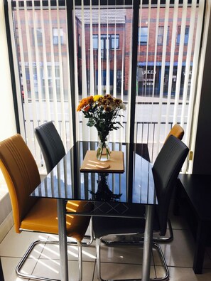 Dining - Lovely Belfast apartment with free parking & WIFI (Belfast)