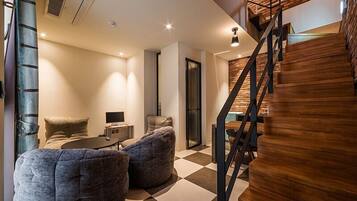 Suite - Party Room | Premium bedding, down comforters, individually decorated