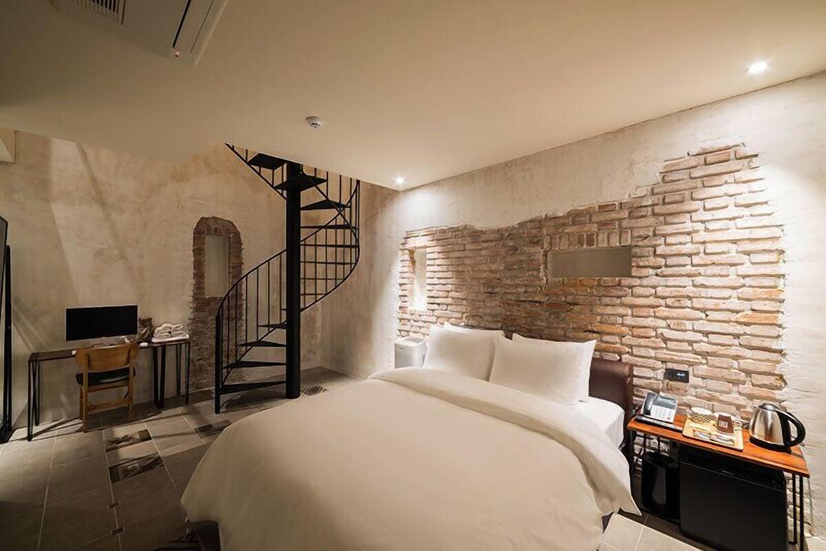 Premium bedding, down comforters, desk, laptop workspace