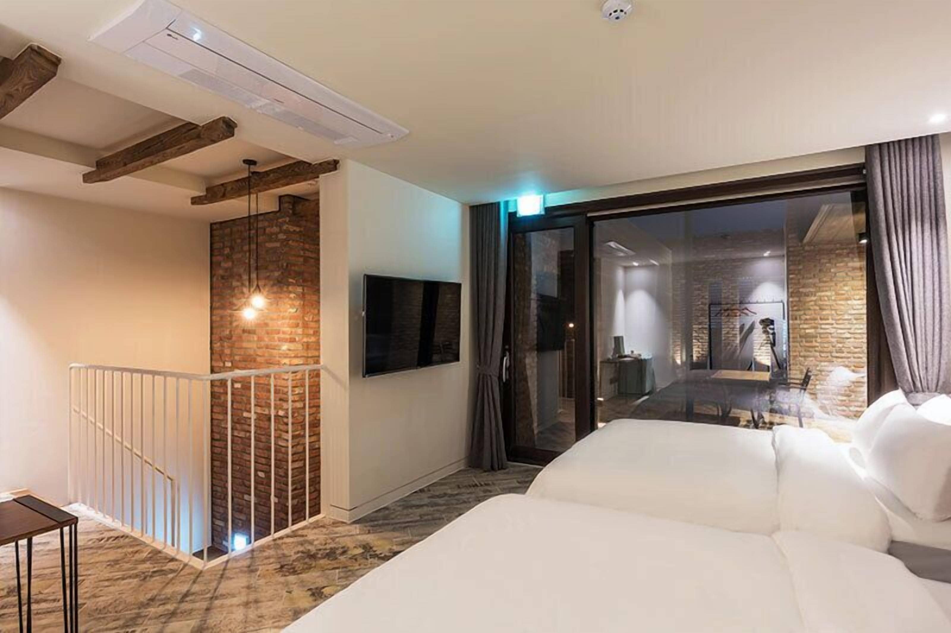 suite - party room | 1 bedroom, premium bedding, down duvets, individually decorated