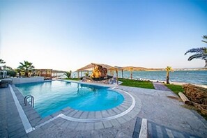 Indoor pool, seasonal outdoor pool, pool umbrellas, sun loungers - Ivy Sailing Resort (Ayvalik)
