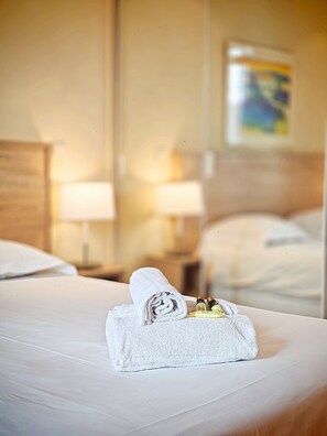 Een strijkplank/strijkijzer, internet, beddengoed