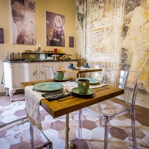 อาหารเช้าแบบบุฟเฟ่ต์ทุกวัน (EUR 10 ต่อคน)