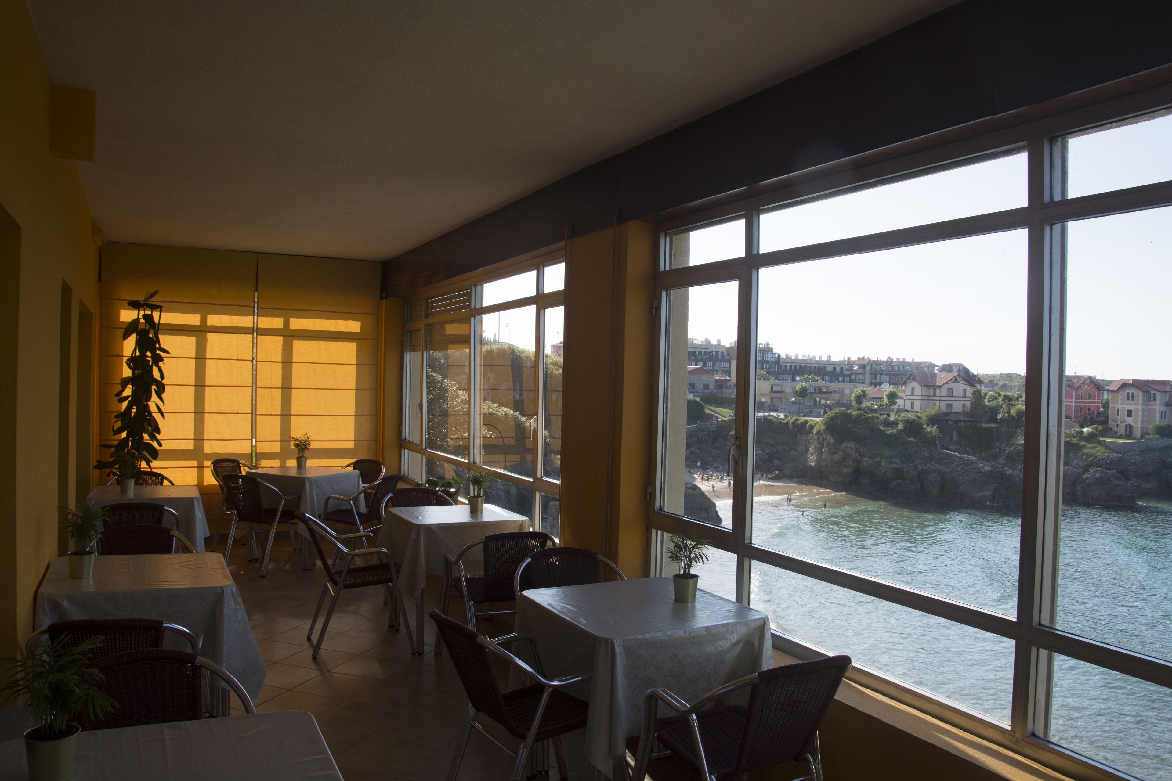 Melayani sarapan, makan siang, dan makan malam