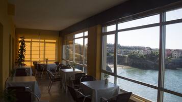 Melayani sarapan, makan siang, dan makan malam