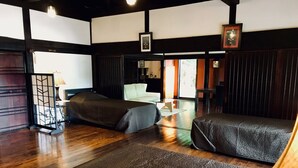 Una habitación tradicional japonesa con esteras de tatami, una mesa baja y un fusuma.