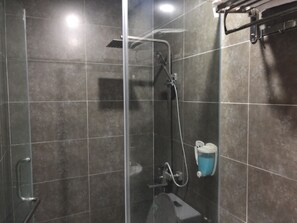 Shower, slippers, towels, soap - Hoang Yen Guest House (Hanoi)