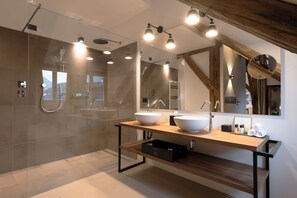 Junior Suite | Bathroom | Shower, bathrobes, slippers, bidet - Castel Hörtenberg (Bolzano)