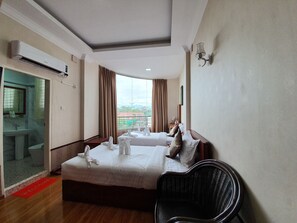 Habitación triple familiar | Minibar, wifi gratis y ropa de cama 