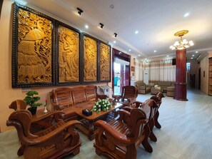 Lobby sitting area - Shwe Pe Ti Hotel (Mandalay)
