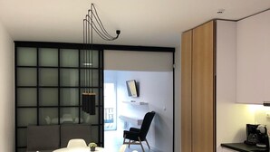Loft, 3 habitaciones (8) | Cocina privada | Cafetera de espresso, cafetera y tetera, refrigerador y microondas 