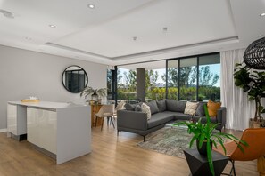 Luxury-Apartment | Wohnbereich | Flachbildfernseher