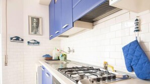 Appartement, 1 chambre | Cuisine privée | Réfrigérateur grande capacité avec congélateur, surface de cuisson