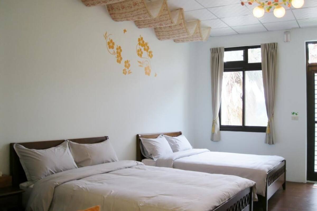 Kamar Quadruple Standar | Meja kerja, tirai kedap cahaya, dan kedap suara