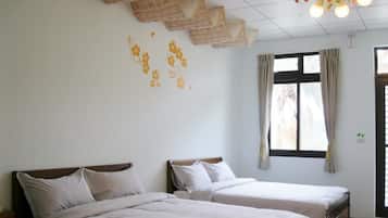 Standard Quadruple Room | Desk, blackout drapes, soundproofing, rollaway beds