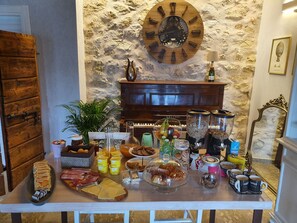 Petit déjeuner buffet (5 EUR par personne)