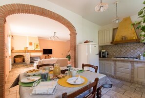 Villa, 2 Bedrooms | In-room dining - Il Poggiolo (Camaiore)