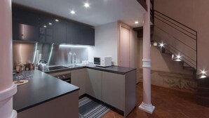 Refrigerador con freezer, horno, placa de cocina, utensilios de cocina
