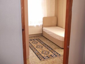 2 多间卧室、迷你吧、办公桌、笔记本电脑工作区