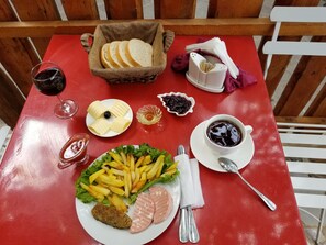 Daily cooked-to-order breakfast (GEL 9 per person)
