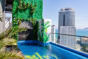 Una piscina al aire libre, una piscina en la azotea (24 horas), tumbonas