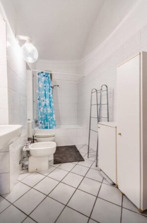 Apartment, 1 Bedroom | Bathroom | Combined shower/tub, deep soaking tub, rainfall showerhead - Casale 46 (Turin)