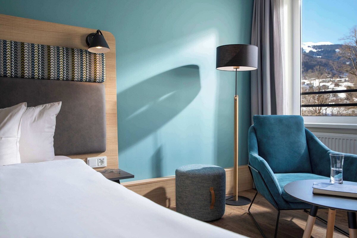Hypo-allergenic bedding available, in-room safe, blackout drapes