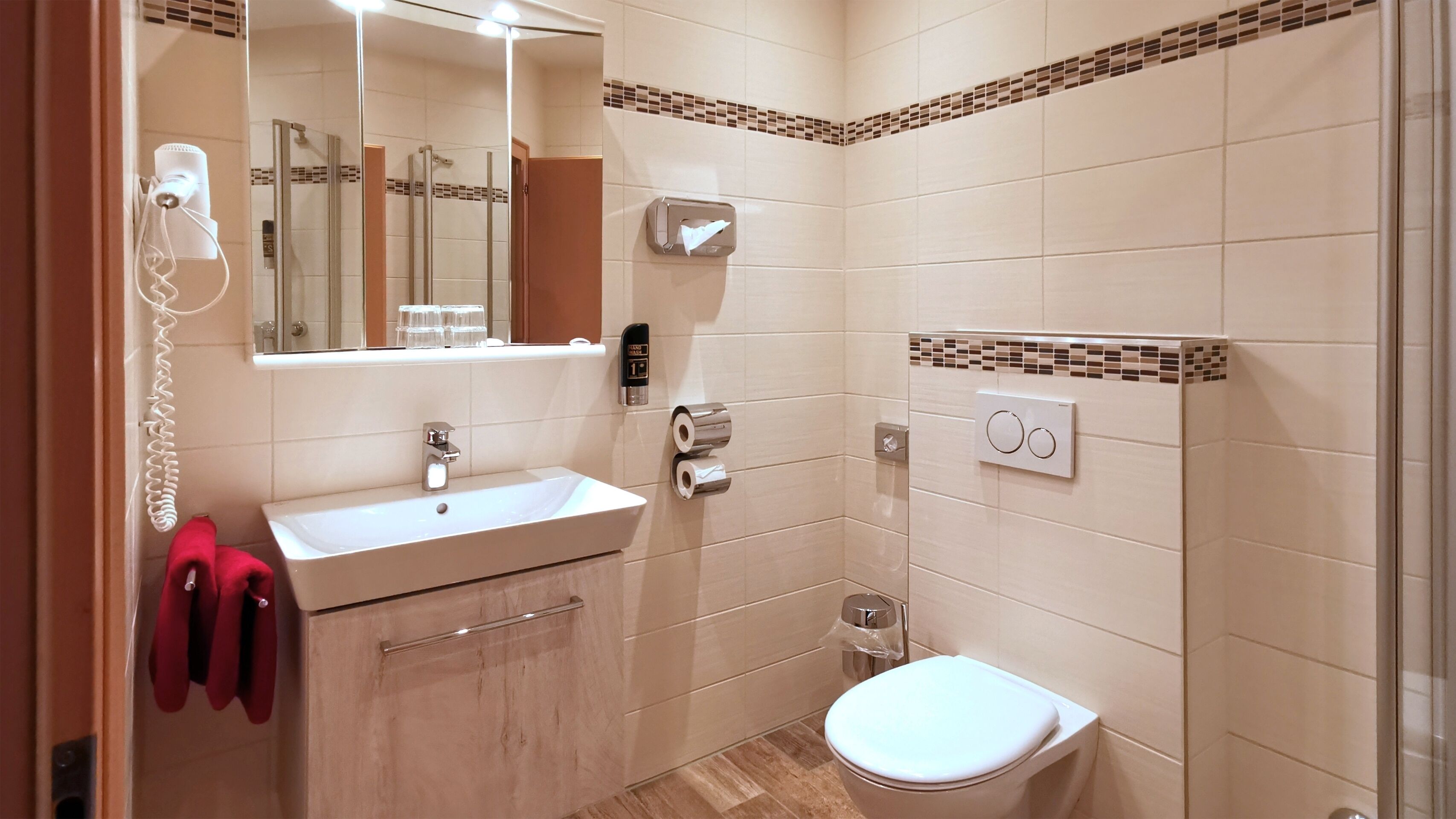 double room | bathroom | towels