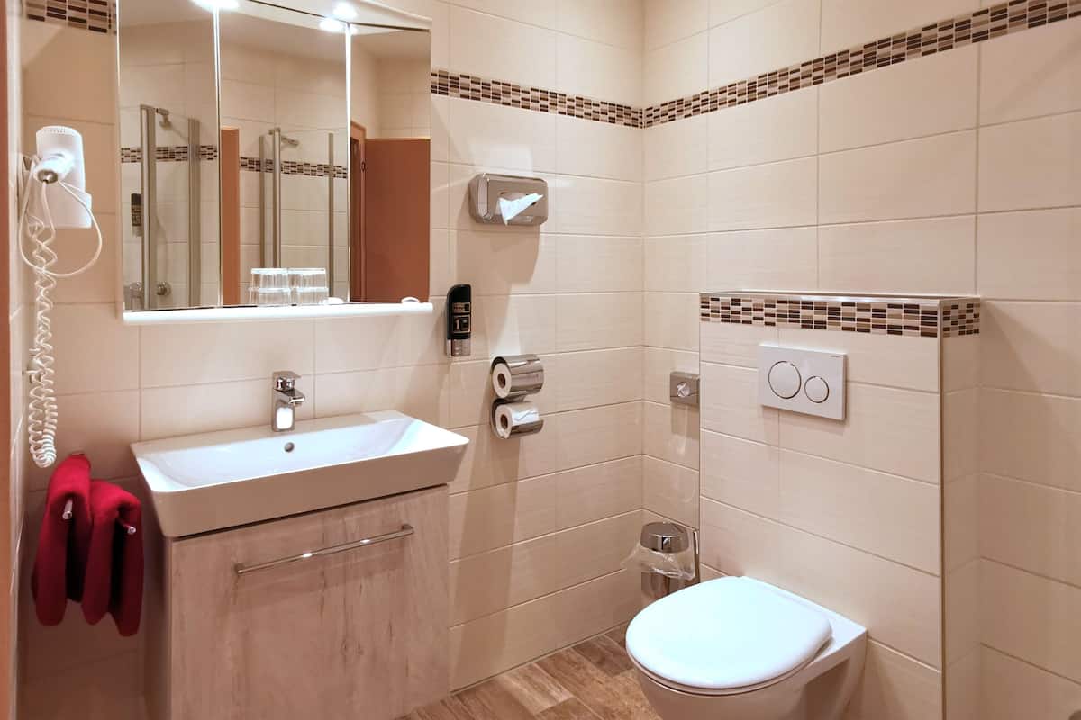double room | bathroom | towels