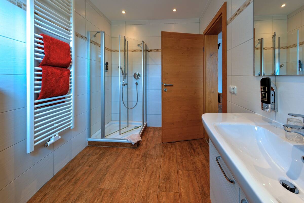 double room | bathroom | towels
