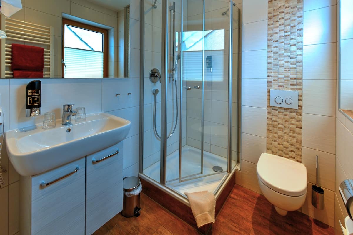 double room | bathroom | towels
