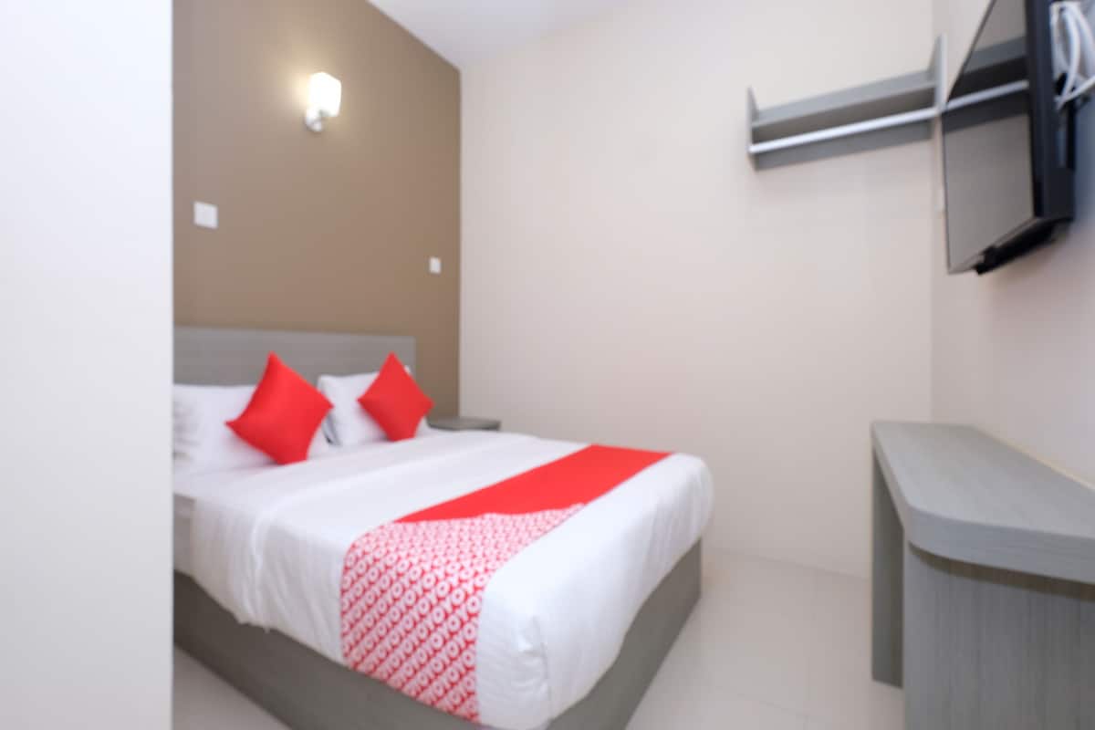 Deluxe Double Room, 1 Queen Bed | Free WiFi, bed sheets, wheelchair access