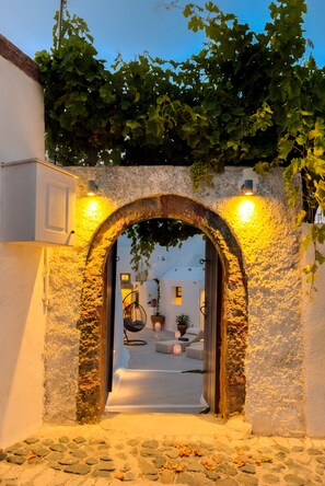 Exterior - Pasithea Luxury Suites (Santorini)
