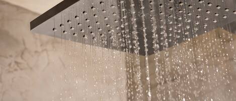 A showerhead with multiple water streams.