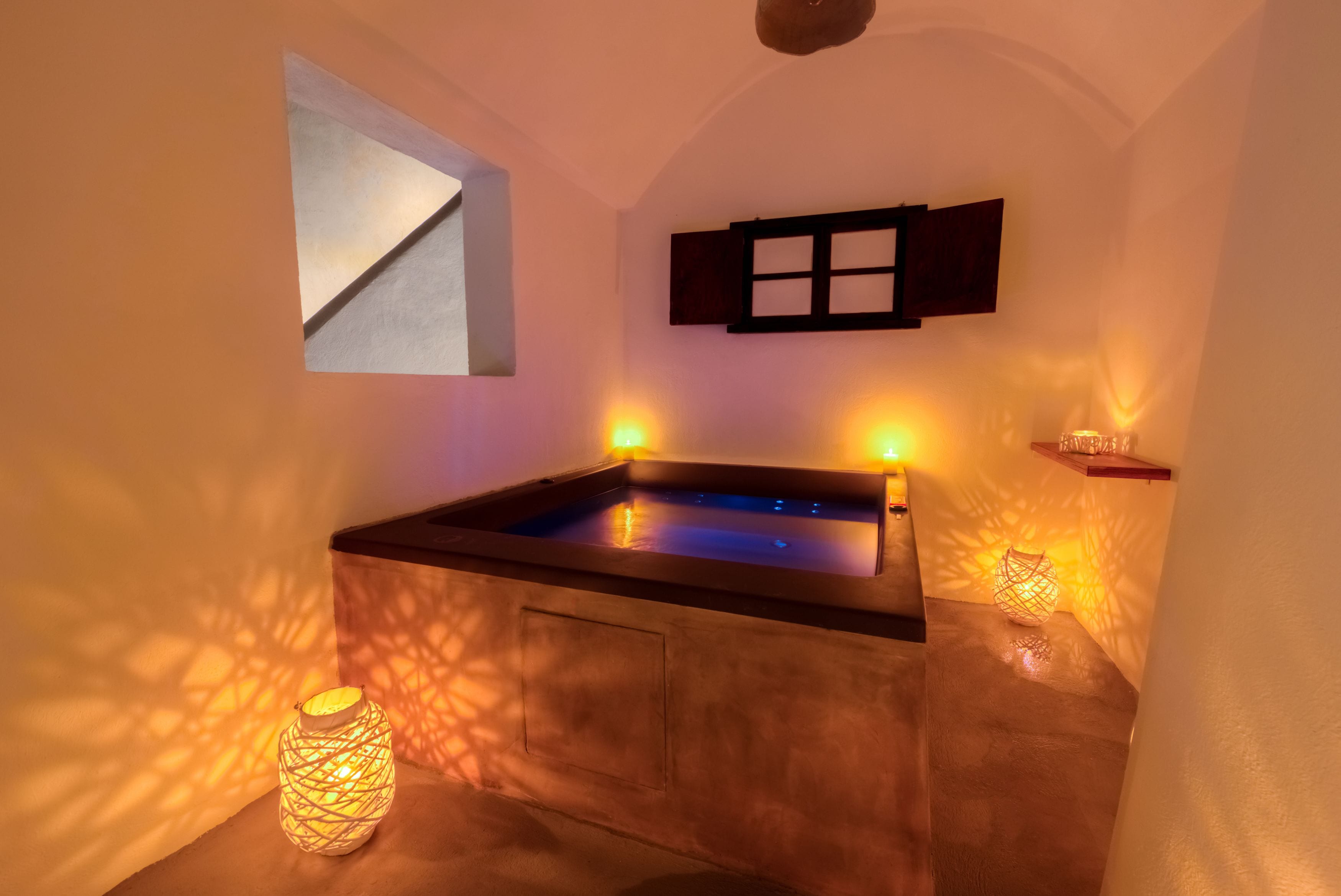 Oceanida Cave Suite with Hot Tub | Tina de hidromasaje privada