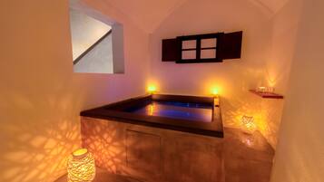 Oceanida Cave Suite with Hot Tub | Tina de hidromasaje privada