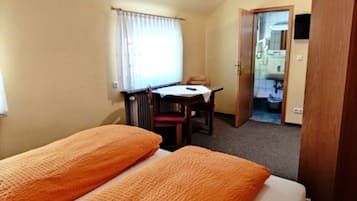 1 bedroom, desk, WiFi