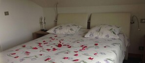 Habitación doble | Cortinas opacas, wifi gratis, ropa de cama