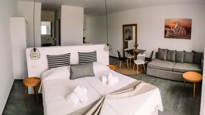 豪華套房, 海景 (with Outdoor Jetted Tub) | 客房內保險箱、書桌、筆電工作空間、隔音