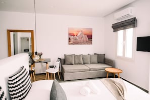 Deluxe Suite, Sea View (with Outdoor Jetted Tub) | In-room safe, desk, laptop workspace, soundproofing