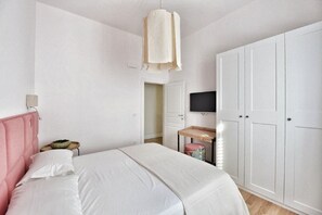 Chambre Quadruple Confort, salle de bains privée (external) | 1 chambre, literie de qualité supérieure, couette en duvet d'oie