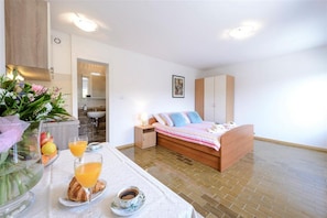 Studio (Guest House Rooms Rose - Studio with ) | Literie de qualité supérieure, fer et planche à repasser, Wi-Fi gratuit