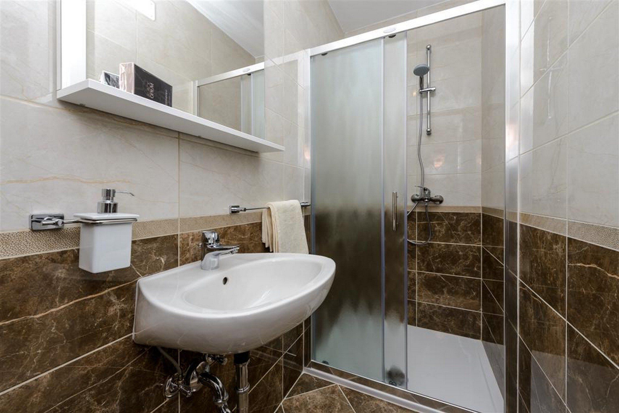 Studio (Guest House Rooms Rose - Studio with ) | Salle de bain | Douche, sèche-cheveux, serviettes fournies