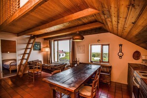 Traditional House, 4 Bedrooms | Living area
