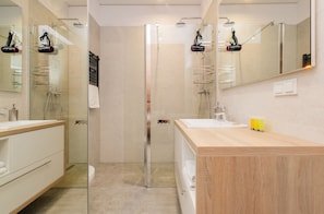 Superior-Apartment | Badezimmer | Dusche, Regendusche, kostenlose Toilettenartikel, Haartrockner