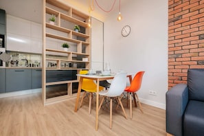 Superior Apartment | Private kitchen | Fridge, microwave, oven, stovetop - Stare Bielany 2-Bedroom Apartment (Warsaw)