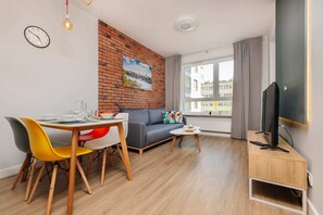 Superior appartement | Woonkamer | Een flatscreentelevisie