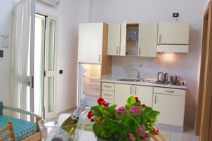 Lejlighed - terrasse | Privat køkken | Kaffe-/temaskine, køleskab/fryser i fuld størrelse, kogeplade