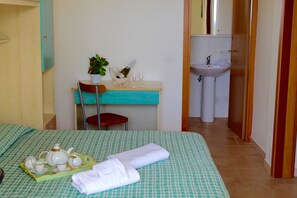 In-room safe, individually furnished, desk, iron/ironing board - Villaggio Turistico Defensola (Vieste)