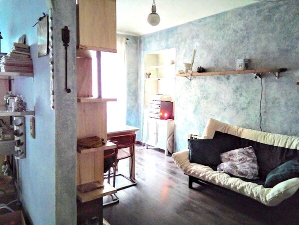 Appartement, 2 chambres | Salle de séjour | Télévision